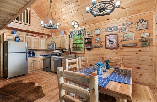 Gatlinburg - Pigeon Forge Cabina | 'Bear Mountain Chalet' con terraza privada y bañera de hidromasaje.