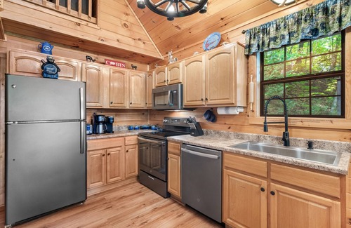Gatlinburg - Pigeon Forge Cabina | 'Bear Mountain Chalet' con terraza privada y bañera de hidromasaje.