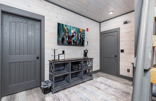 Gatlinburg - Pigeon Forge Cabina | Bear Mountain Lodge | 18BR Luxury Cabin w/ Pool, Theater, Mini Golf, Sleeps 86