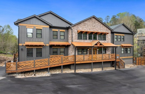 Gatlinburg - Pigeon Forge Cabina | Bear Mountain Lodge | 18BR Luxury Cabin w/ Pool, Theater, Mini Golf, Sleeps 86