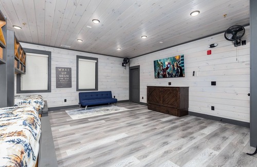 Gatlinburg - Pigeon Forge Cabina | Bear Mountain Lodge | 18BR Luxury Cabin w/ Pool, Theater, Mini Golf, Sleeps 86