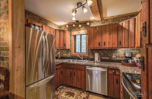 Saint Mary's Casa | BEAR PARK CABIN, glacier, lakes, fishing & hiking, ATV trails!