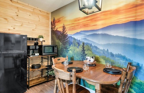 Gatlinburg Condominio | Bear Pause Retreat/Steps to Pkwy/With Indoor Pool