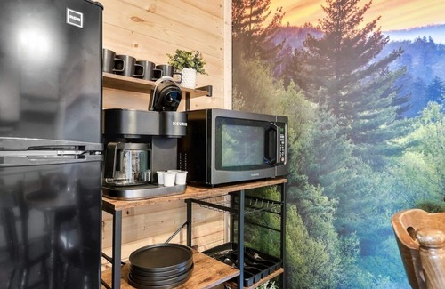 Gatlinburg Condominio | Bear Pause Retreat/Steps to Pkwy/With Indoor Pool