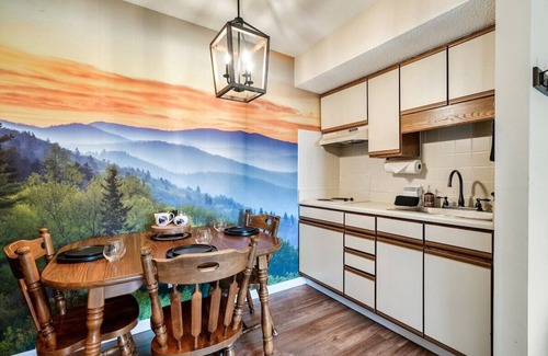 Gatlinburg Condominio | Bear Pause Retreat/Steps to Pkwy/With Indoor Pool