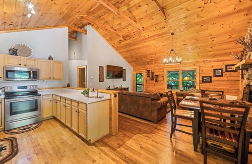 Waynesville Cabina | Bear Pause Cabin en la hermosa Waynesville, NC, cerca de Maggie Valley / Asheville