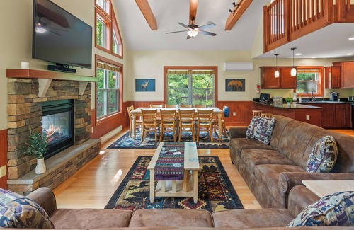 Lake Harmony Estates Casa | Bear Paw Lodge by AvantStay | Hot Tub, Deck, & Fire Pit