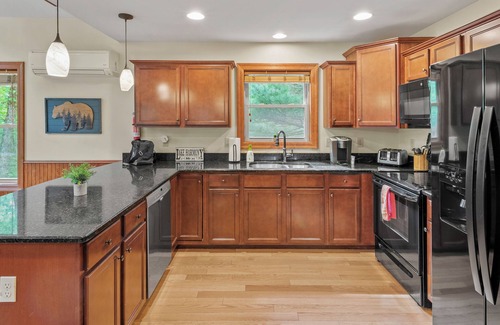 Lake Harmony Estates Casa | Bear Paw Lodge by AvantStay | Hot Tub, Deck, & Fire Pit