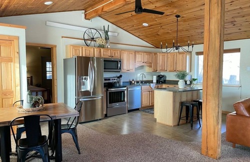 Custer Casa | Bear Rock Bungalow-King Bed & 2 Twin Cots