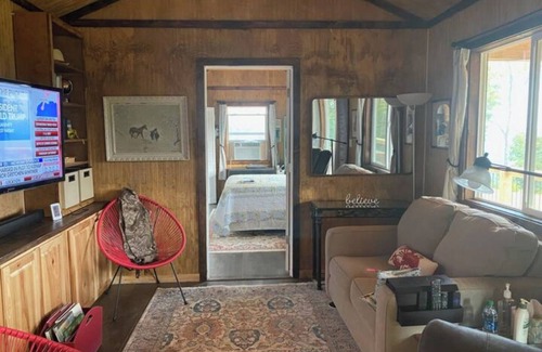 Del Rio Cabina | Bear's Den: 65 Acres of Seclusion, Nature, Beauty + Entertainment, Restaurants