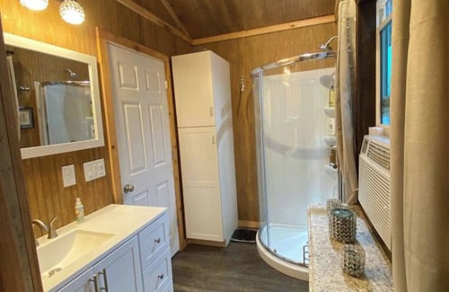 Del Rio Cabina | Bear's Den: 65 Acres of Seclusion, Nature, Beauty + Entertainment, Restaurants