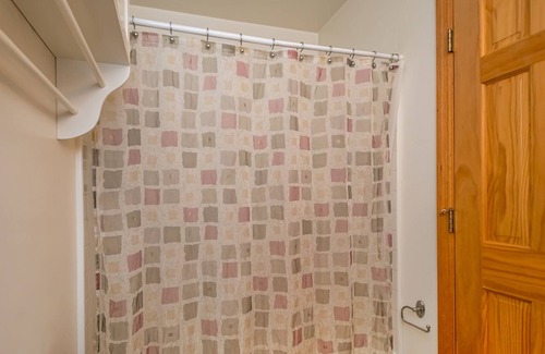 North Glade Hills Casa | Bear's Gone Fishin': Dog Friendly Lake Access Home w/ Dock Slip