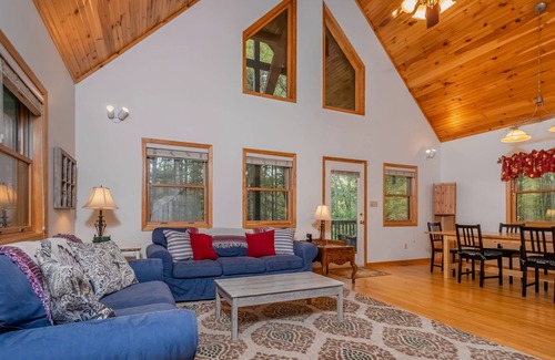 North Glade Hills Casa | Bear's Gone Fishin': Dog Friendly Lake Access Home w/ Dock Slip