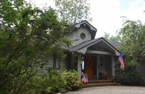 Santeetlah Casa | Bear's Mountaintop Home with Gorgeous Lake Views chalet