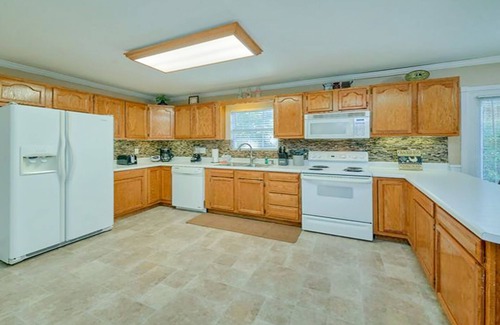 Seymour Casa | Bear Splashin Fun- 3 Bdrm, Private Outdoor Pool, Hot Tub, & Fire Pit