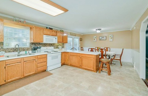 Seymour Casa | Bear Splashin Fun- 3 Bdrm, Private Outdoor Pool, Hot Tub, & Fire Pit
