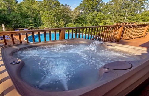 Seymour Casa | Bear Splashin Fun- 3 Bdrm, Private Outdoor Pool, Hot Tub, & Fire Pit