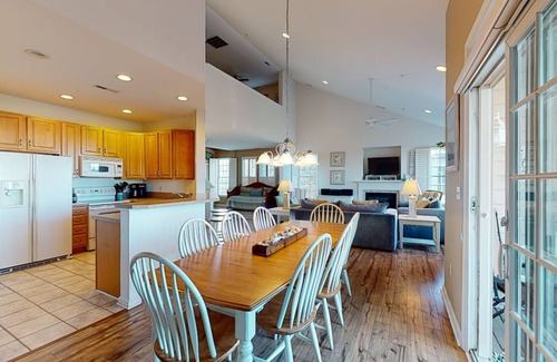 Ocean View Condominio | Bear Trap Dunes 2nd-floor, lakefront condo w/ pool and free WiFi - 1 dog OK