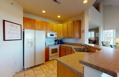 Ocean View Condominio | Bear Trap Dunes 2nd-floor, lakefront condo w/ pool and free WiFi - 1 dog OK