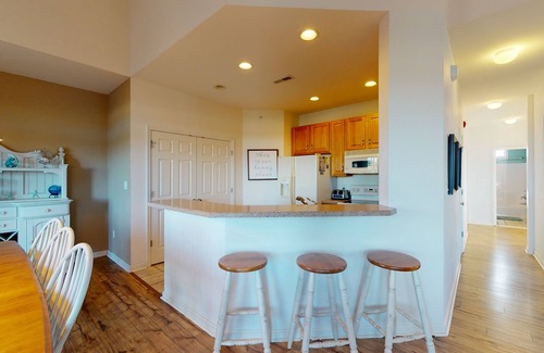 Ocean View Condominio | Bear Trap Dunes 2nd-floor, lakefront condo w/ pool and free WiFi - 1 dog OK