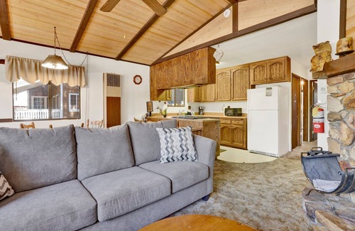 Summit Estates Cabina | Bearadise Cottage Big Bear- Hot Tub- Foosball- Central