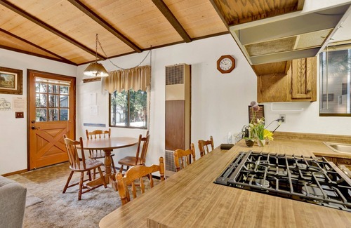 Summit Estates Cabina | Bearadise Cottage Big Bear- Hot Tub- Foosball- Central