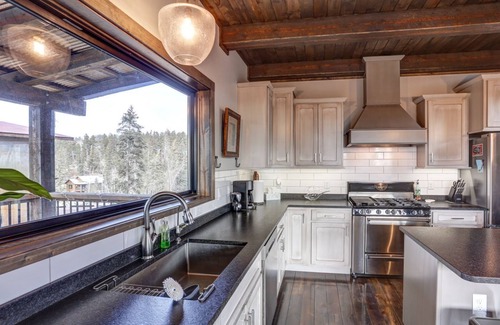 Lead Casa | Bearded Wonder | 4 Bed, 2 Bath