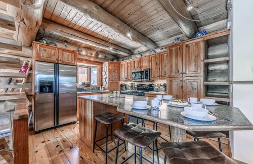 Ruidoso Cabina | Bearfoot Lodge: Hot Tub, Pets, River & Trails