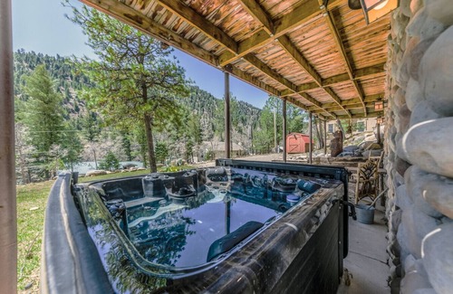Ruidoso Cabina | Bearfoot Lodge: Hot Tub, Pets, River & Trails