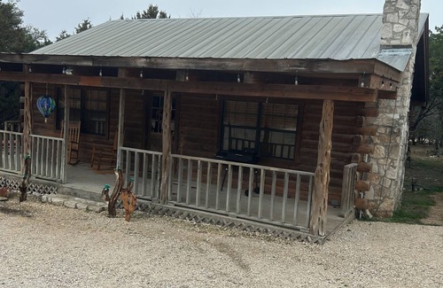 Concan Cabina | "Bearly Beehavin" 2-bdrm 1 bthrm cabin with WiFi, AC. Unwind & relax in ConCan