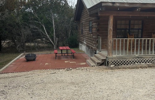Concan Cabina | "Bearly Beehavin" 2-bdrm 1 bthrm cabin with WiFi, AC. Unwind & relax in ConCan