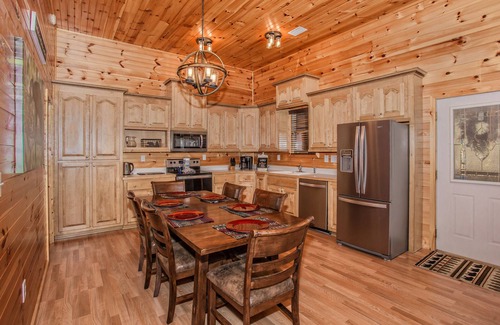 Sevierville Cabina | Bear Mountain Getaway: ¡Vistas a la montaña! Aislado, las mejores comodidades, jacuzzi, cerca de las atracciones.