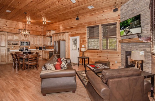 Sevierville Cabina | Bear Mountain Getaway: ¡Vistas a la montaña! Aislado, las mejores comodidades, jacuzzi, cerca de las atracciones.
