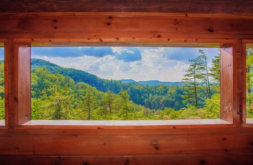 Sevierville Cabina | Bear Mountain Getaway: ¡Vistas a la montaña! Aislado, las mejores comodidades, jacuzzi, cerca de las atracciones.