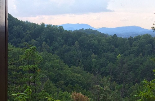Sevierville Cabina | Bear Mountain Getaway: ¡Vistas a la montaña! Aislado, las mejores comodidades, jacuzzi, cerca de las atracciones.