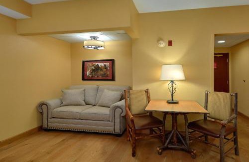 Gatlinburg Hotel | Bearskin Lodge on the River