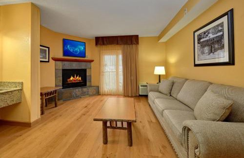 Gatlinburg Hotel | Bearskin Lodge on the River