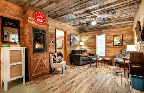 Townsend Casa | Beary Relaxing Cabin - Rustic with Outdoor Patio