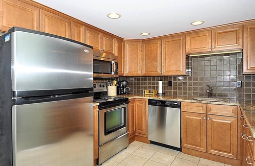 Bethany Beach Casa | ¡ACTIVIDADES DIARIAS GRATIS! FRENTE AL MAR Esta unidad final cuenta con una vida de varios niveles con 4 dormitorios, 2. 5 baños y se encuentra detrás de las dunas con un paseo marítimo privado que lo lleva a la playa.