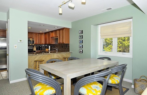 Bethany Beach Casa | ¡ACTIVIDADES DIARIAS GRATIS! FRENTE AL MAR Esta unidad final cuenta con una vida de varios niveles con 4 dormitorios, 2. 5 baños y se encuentra detrás de las dunas con un paseo marítimo privado que lo lleva a la playa.