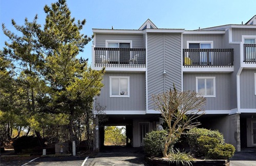 Bethany Beach Casa | ¡ACTIVIDADES DIARIAS GRATIS! FRENTE AL MAR Esta unidad final cuenta con una vida de varios niveles con 4 dormitorios, 2. 5 baños y se encuentra detrás de las dunas con un paseo marítimo privado que lo lleva a la playa.