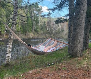 Saint Come Chalet De Esquí | Beau chalet bord de rivière et spa, Beautiful riverside cottage!