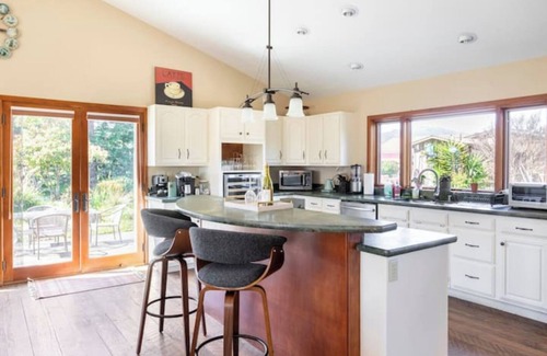 Sonoma Casa | Beautiful home bordered by vineyards with lots of outdoor space and amenities!