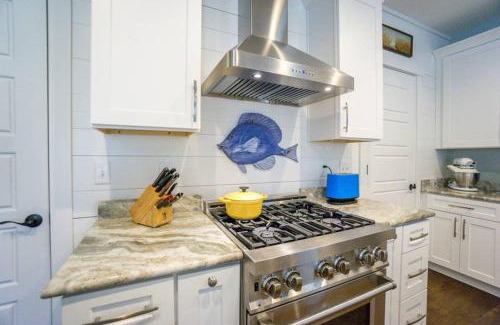 Pigeon Point Casa | Beaufort Cottage in Pigeon Point Near Downtown Beaufort and Paris Island