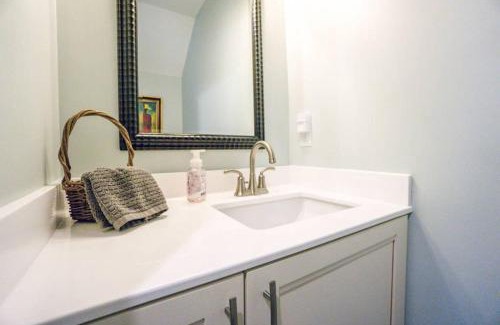 Pigeon Point Casa | Beaufort Cottage in Pigeon Point Near Downtown Beaufort and Paris Island