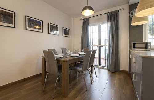 Los Gallos-Cerromolino Casa | BEAUTIFUL DUPLEX - Encantadora casa con piscina compartida y WiFi gratis.