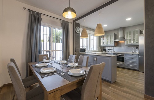 Los Gallos-Cerromolino Casa | BEAUTIFUL DUPLEX - Encantadora casa con piscina compartida y WiFi gratis.