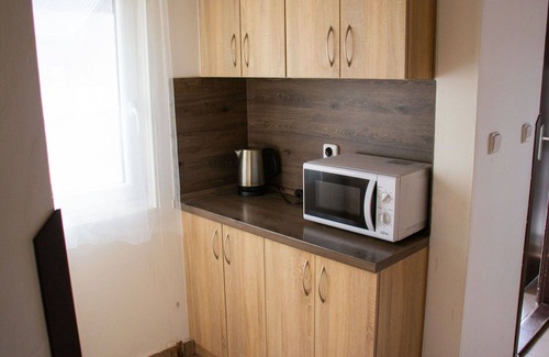 Hradec Kralove Casa | Acogedor apartamento en villa con WIFI, TV, patio, mascotas permitida y aparcamiento
