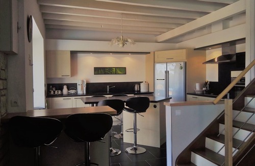 Montaigut Casa | Hermosa villa moderna con piscina privada rodeada de campos y bosques.