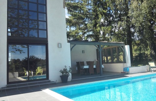 Montaigut Casa | Hermosa villa moderna con piscina privada rodeada de campos y bosques.